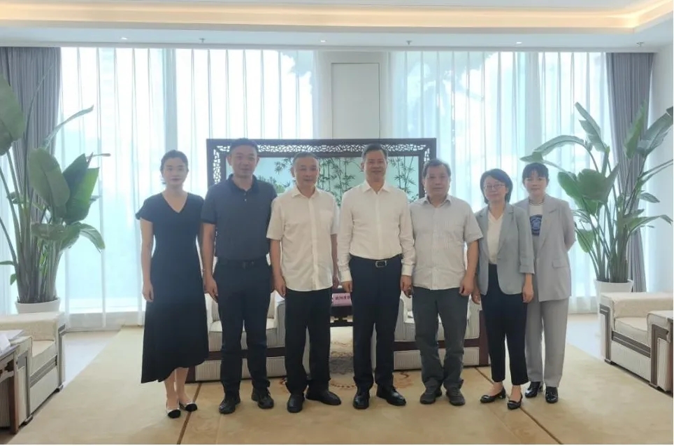 
          省政協(xié)領(lǐng)導(dǎo)聽(tīng)取四川省僑聯(lián)工作情況匯報(bào)